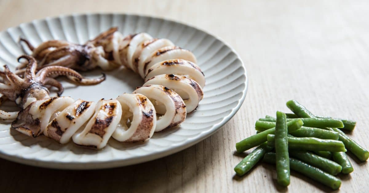 Assiette dencornets grilles avec haricots verts vapeur