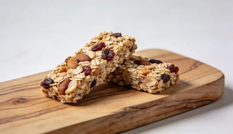 Barres de cereales maison sur planche en bois