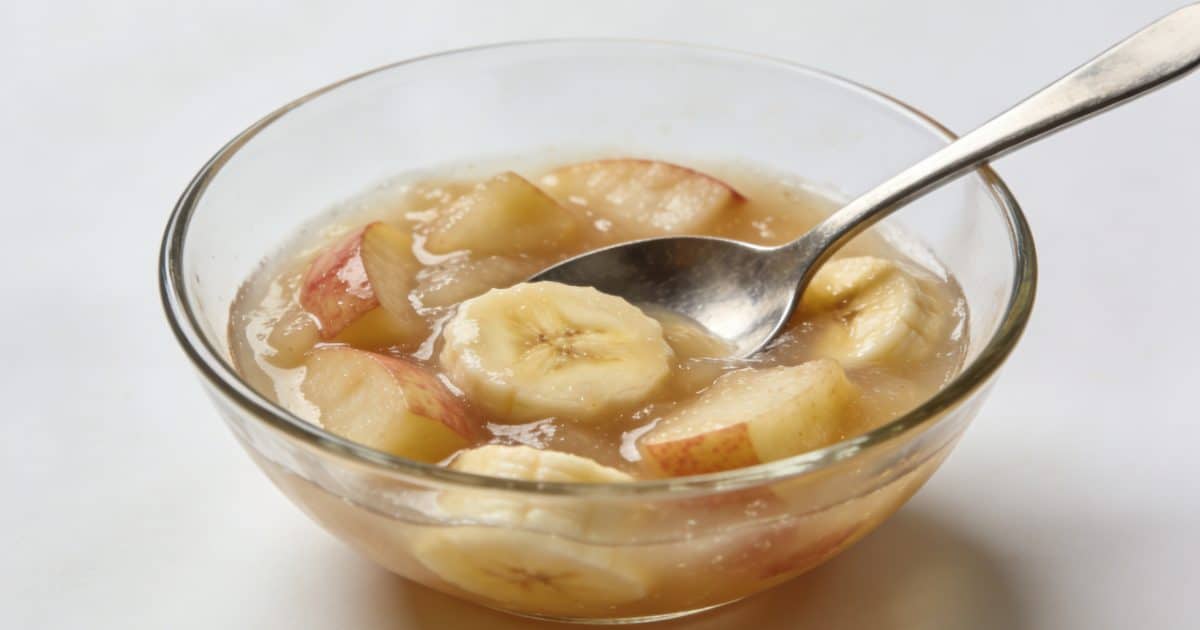 Bol de compote pommes bananes avec cuillere