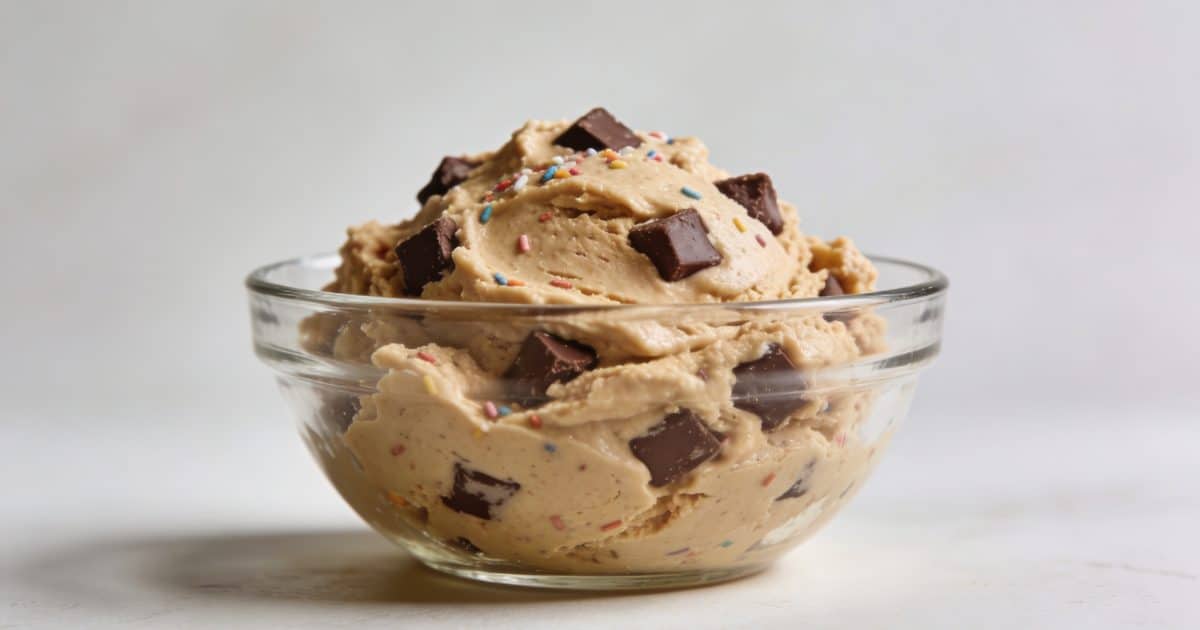 Bol en verre rempli de pate a cookie crue