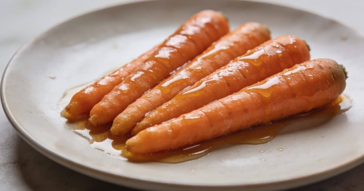 Plat de carottes glacees au miel sur plaque