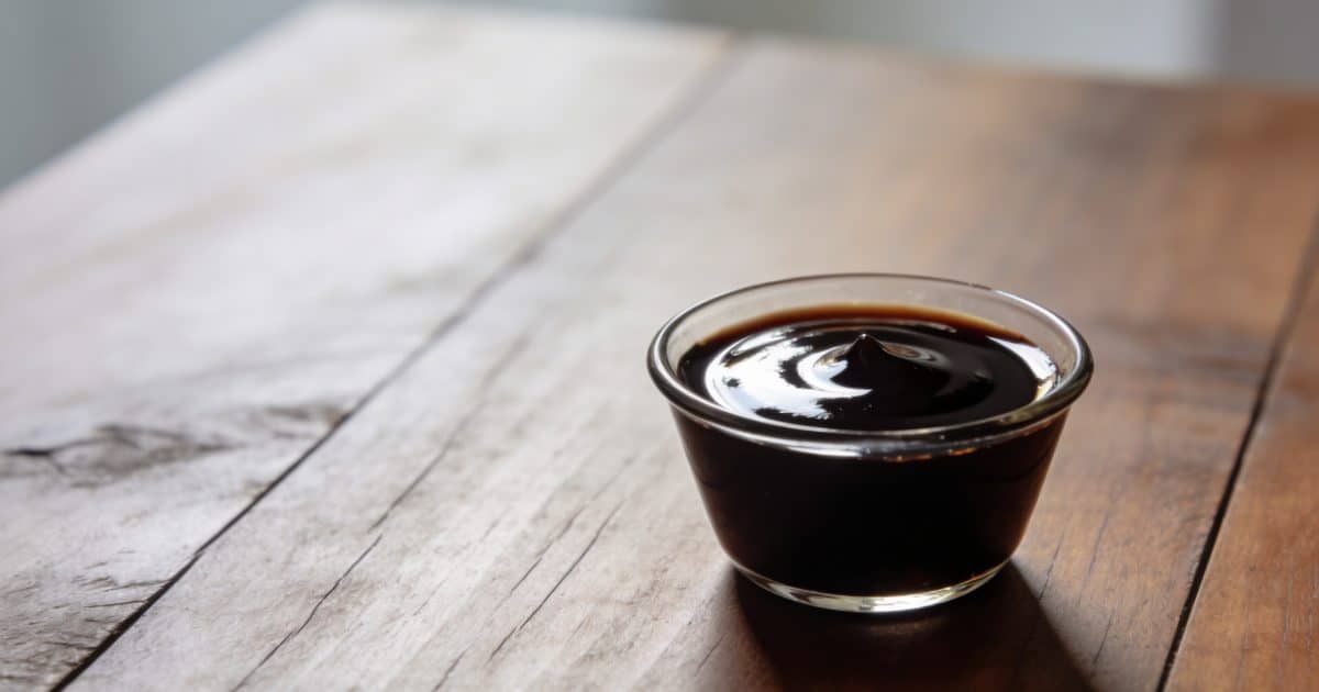 Petite coupelle de creme balsamique brillante sur table en bois