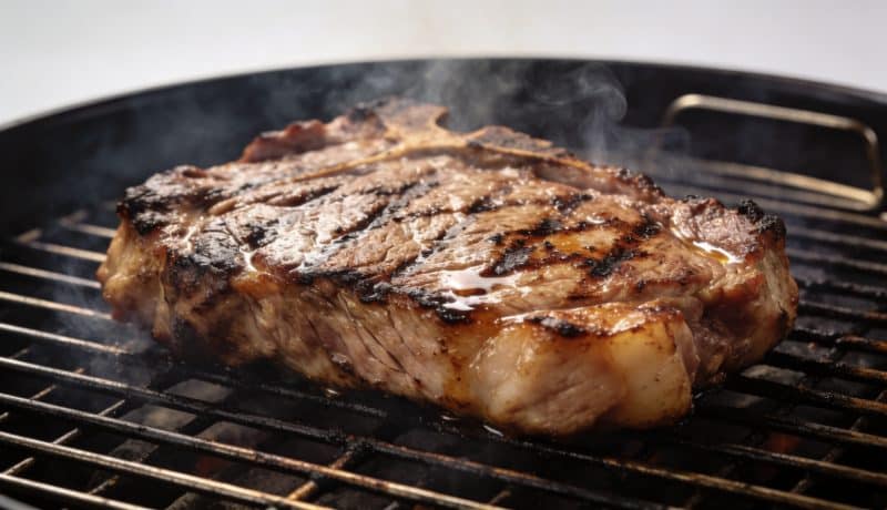 Gros morceau de porc marine grille sur barbecue