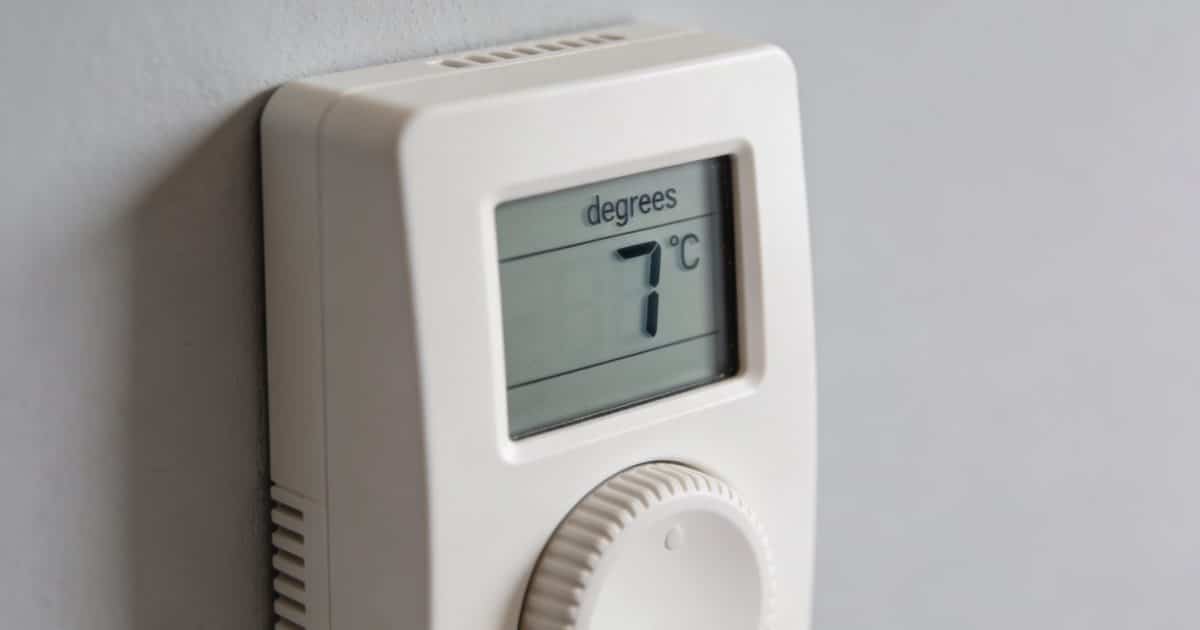 Gros plan sur thermostat mural affiche 7 degrés