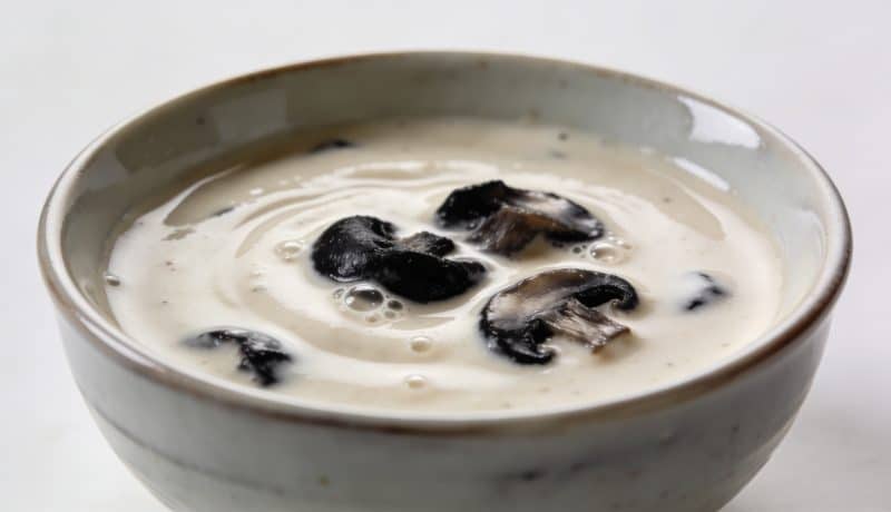 Petit bol de sauce cremeuse aux champignons noirs