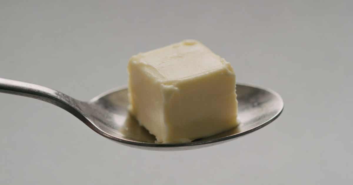 Petite noix de beurre sur cuillere en metal