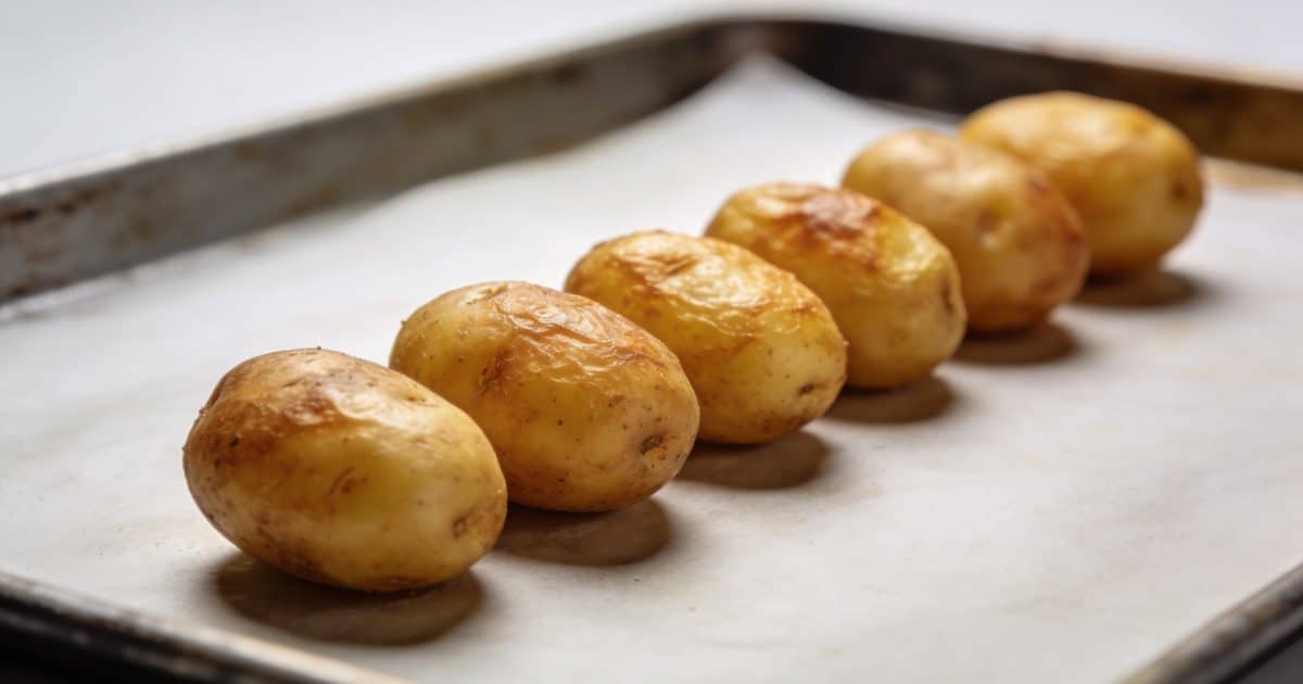 Petites pommes de terre dorees alignees sur plaque de cuisson