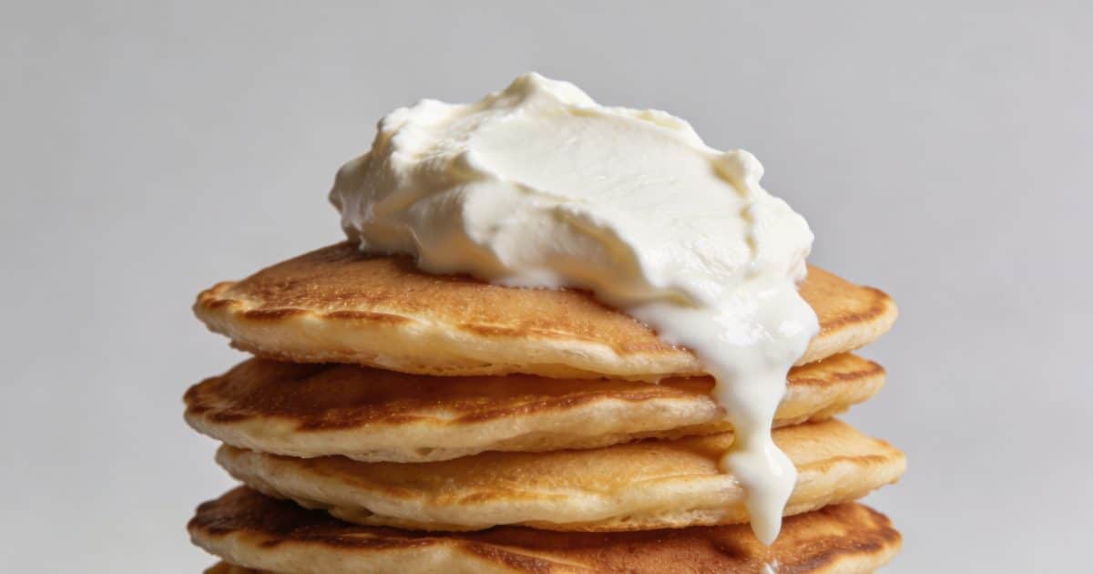 Pile de pancakes dorees avec fromage blanc coulant