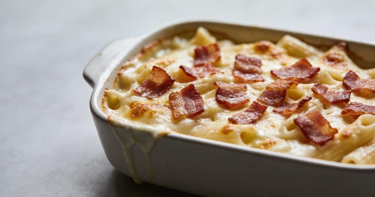 Plat de pates cremoses au four avec lardons