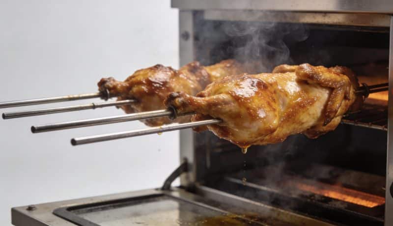 Plateau de pilons de poulet dores sortant du four