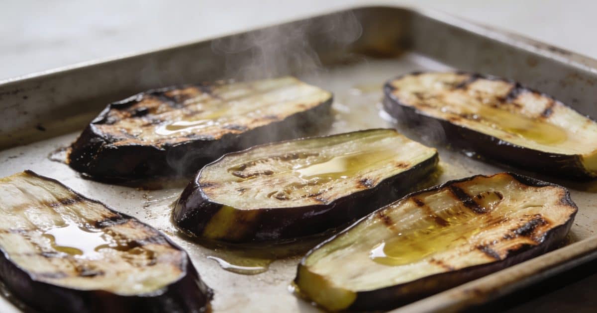Plateau de tranches daubergine grillees sortant du four