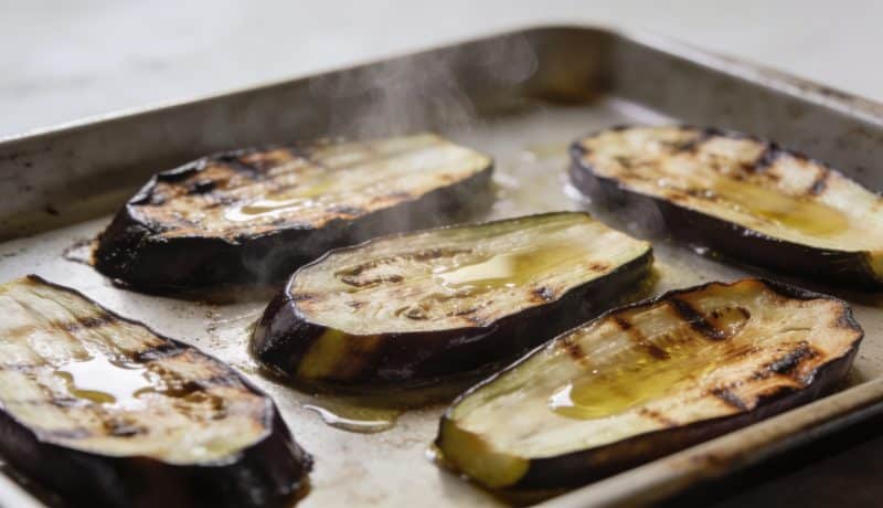 Plateau de tranches daubergine grillees sortant du four