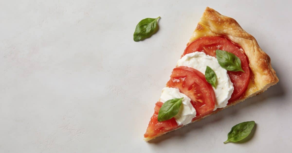 Part de tarte salee tomates et chevre vue dessus