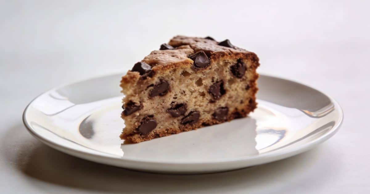 Tranche de cake aux pepites de chocolat sur assiette blanche