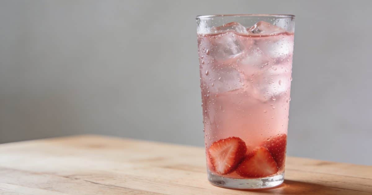 Verre de limonade rose fraise sur comptoir