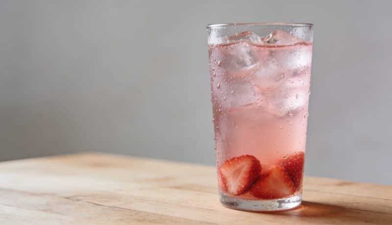 Verre de limonade rose fraise sur comptoir