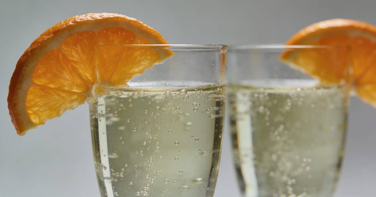 Verres de mocktail petillant garnis de rondelles d orange