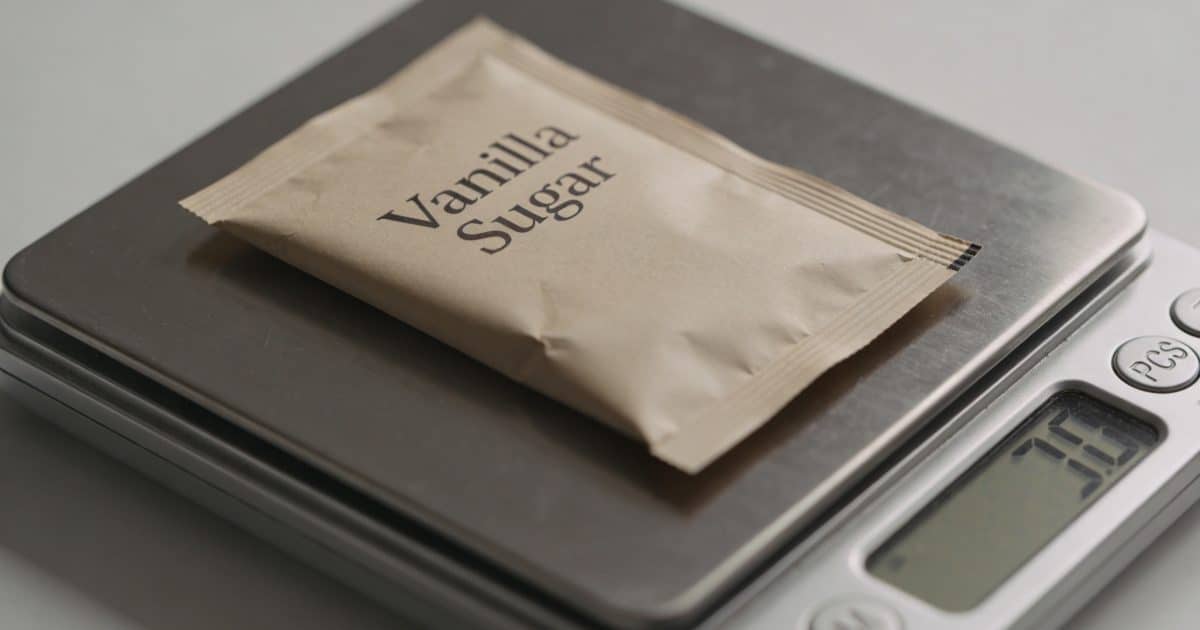 Main vue sachet sucre vanille pese sur balance
